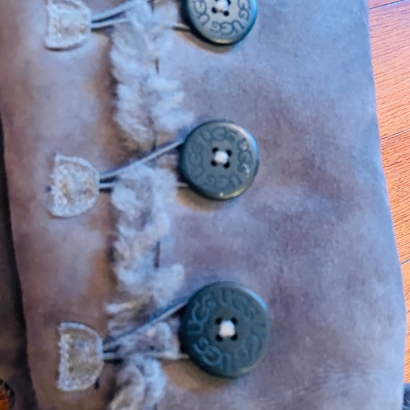 UGG Gray Buttoned Shearling Boots Size 7 Women’s GUC - Picture 2 of 11